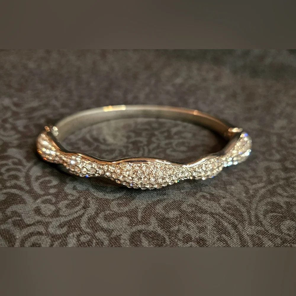 ✨️UPDATED✨️Silver Plated Pave Rhinestone Wavy Hinged Bangle Bracelet Like New.